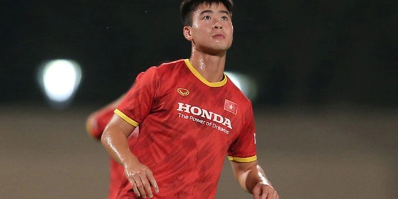 Sức mạnh và sự điềm tĩnh của Duy Mạnh trên sân