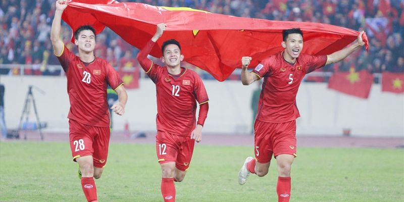 Duy Mạnh trong một pha bóng quyết liệt