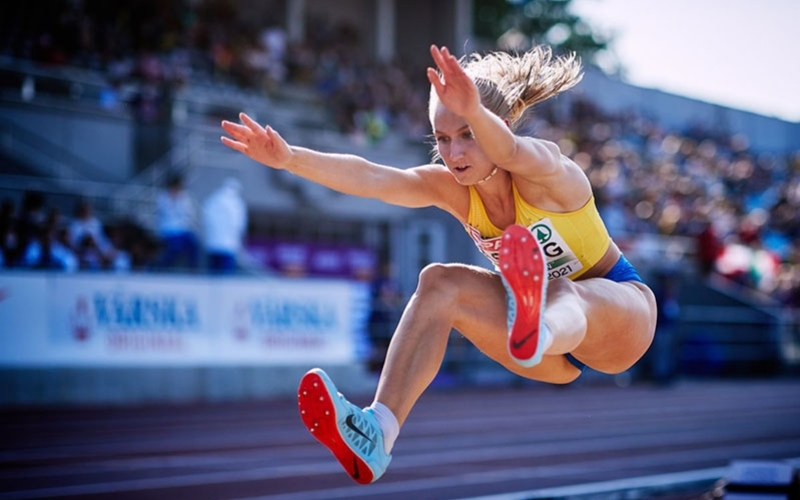 Yêu cầu tốc độ chạy đà như sprinter đối với vận động viên nhảy xa.