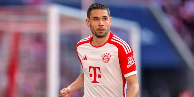 Raphael Guerreiro trong màu áo Bayern Munich mùa giải 2024