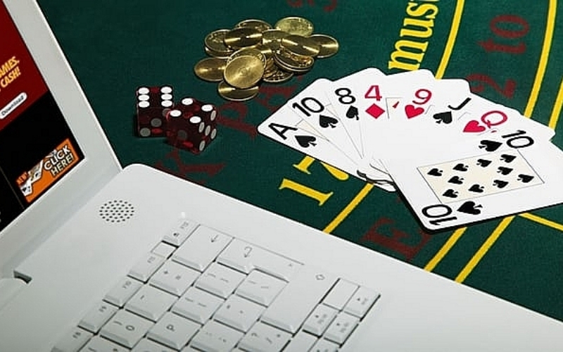 Kỹ thuật kiểm soát Poker face và che giấu thông tin bản thân